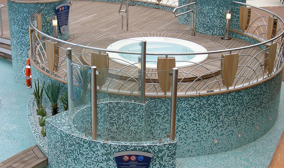 T32MagnificaOutsideJacuzzi2010